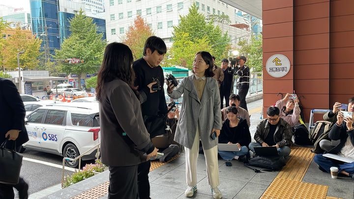 '불법도박 고백' <b>이진호</b>, <b>경찰</b> 출석…"죄송하다"