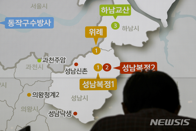 [서울=뉴시스] 3기 신도시 사전청약 일반공급 접수가 시작된 지난 8월4일 오전 서울 송파구 복정역 인근에 위치한 성남복정1지구 위례 현장접수처를 찾은 시민들이 현장 접수를 하고 있다. 2024.10.24. (사진=