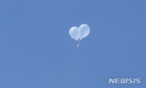 북 '<b>쓰레기 풍선</b>' <b>대통령실</b> 청사 낙하…윤 부부 비난 삐라 뿌려져