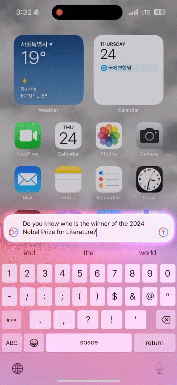 iOS 18.2 개발자 베타 업데이트에서는 애플 인텔리전스의 추가 기능이 제공된다. 사진은 생성형 AI 챗GPT와 결합된 시리에게 노벨문학상 수상자 관련 질문을 하는 모습. (사진=윤현성 기자) *재판매 및 DB 금