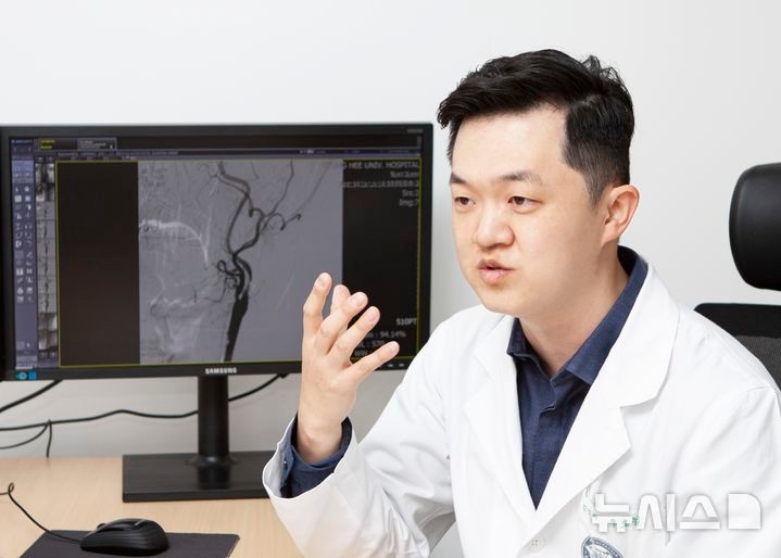 [서울=뉴시스]우호걸 경희대병원 신경과 교수가 뇌졸중에 대해 설명하고 있다. (사진= 경희대병원 제공) photo@newsis.com. 2024.10.26. 