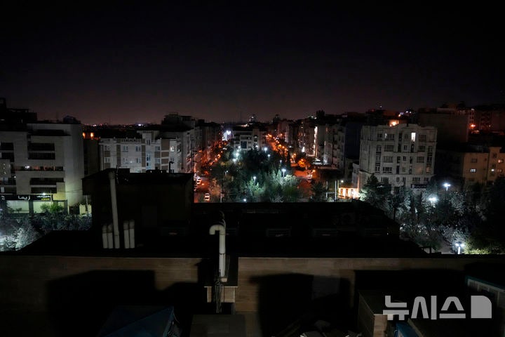 <b>이란</b> "<b>이스라엘</b> 공습으로 민간인 숨져"…사망자 5명으로 늘어
