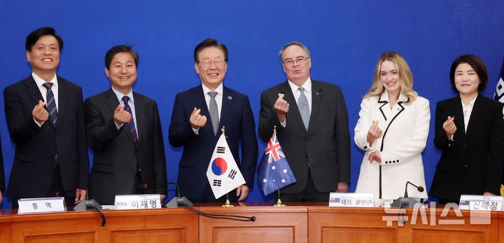 <b>이재명</b> 대표, <b>제프 로빈슨</b> 주한호주대사 접견