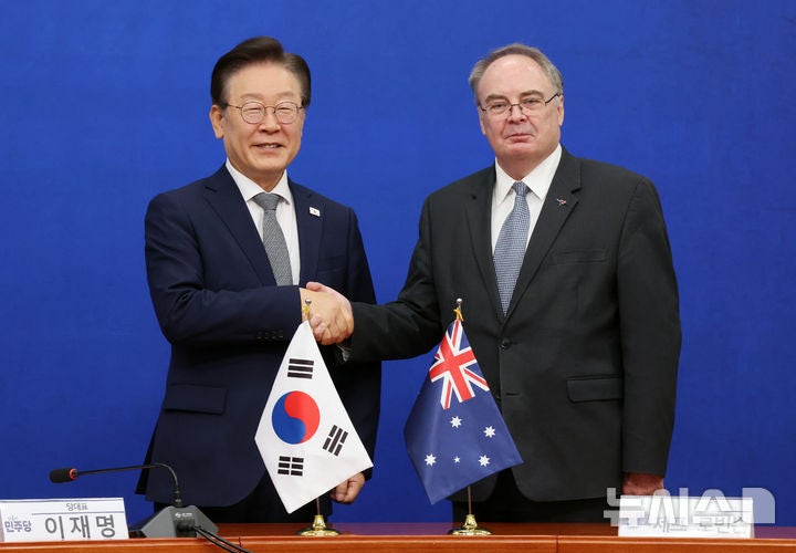 <b>이재명</b> 대표, <b>제프 로빈슨</b> 주한호주대사 접견