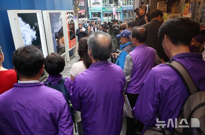 <b>이태원참사 2주기</b> 하루 전, 159명 이름 적힌 사진작품 게시
