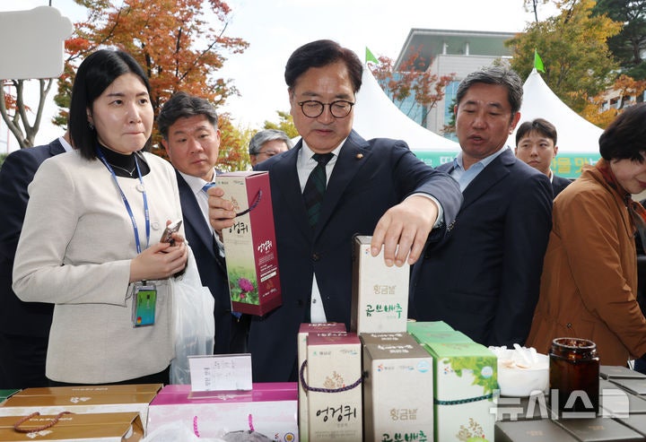 <b>해남</b> 특산물 살피는 <b>우원식</b> 국회 <b>의장</b>