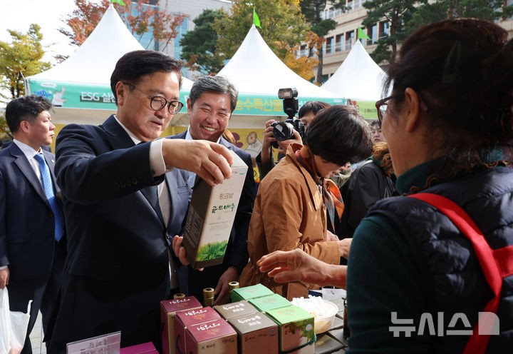 <b>해남</b> 특산물 살피는 <b>우원식</b> 국회 <b>의장</b>