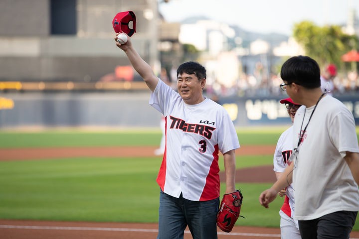 이정선 광주교육감 "KIA <b>타이거즈</b> 통산 12회 <b>우승</b> 축하"