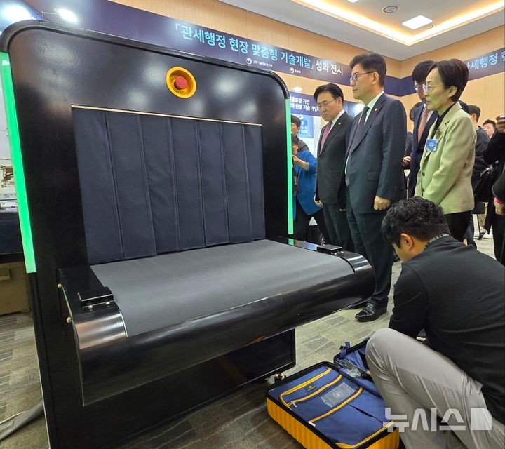 [서울=뉴시스]과학기술정보통신부와 관세청은 31일 한국과학기술회관에서 과학기술을 활용한 관세행정 혁신 성과물을 시연했다. 사진은 유상임 과기정통부 장관(왼쪽), 고광효 관세청장(가운데) 등이 관세행정 혁신 성과물 중
