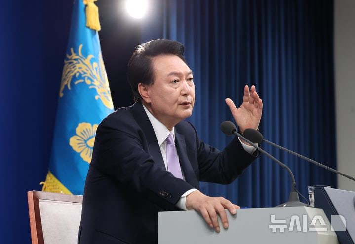 윤, 명태균 관련 "부적절한 일 한 것 없고 감출 것도 없어"