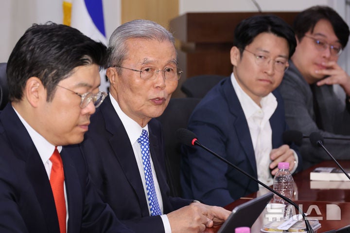 인사말 하는 <b>김종인</b> 전 <b>비대위원장</b>