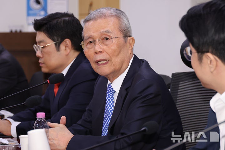 인사말 하는 <b>김종인</b> 전 <b>비대위원장</b>