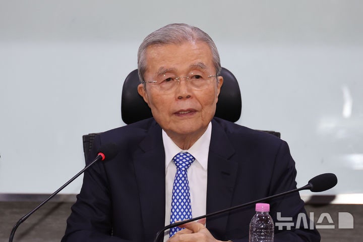 인사말 하는 <b>김종인</b> 전 <b>비대위원장</b>