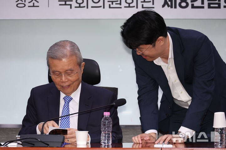 책에 사인해주는 <b>김종인</b> 전 <b>비대위원장</b>
