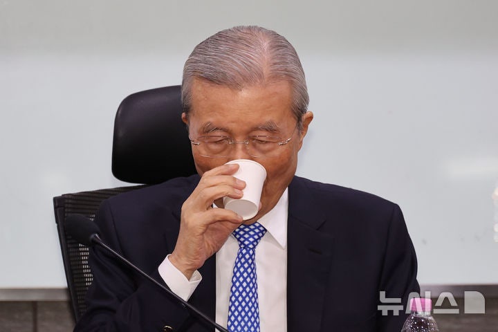 물 마시는 <b>김종인</b> 전 <b>비대위원장</b>