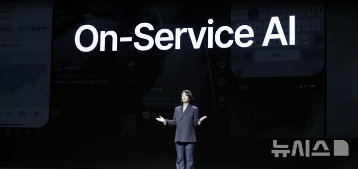 [서울=뉴시스] 최수연 네이버 대표가 11일 오전 서울 강남구 코엑스에서 열린 팀네이버 통합 콘퍼런스 '단(DAN) 24'에서 기조연설을 하고 있다. (사진=네이버 제공)