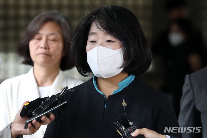 '<b>후원금</b> 횡령' <b>윤미향</b>, 대법서 징역형 집유 <b>확정</b>