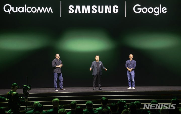 [San Francisco=Newsis] Qualcomm CEO Cristiano Amon (left), Samsung Electronics MX Division Head Roh Tae-moon (center), and Hiroshi Lockheimer, Google's Senior Vice President, announced cooperation of the three companies at the 'Galaxy Unpack 2023' held at the Masonic Auditorium in San Francisco, USA on the 1st (local time). (Photo provided by Samsung Electronics)