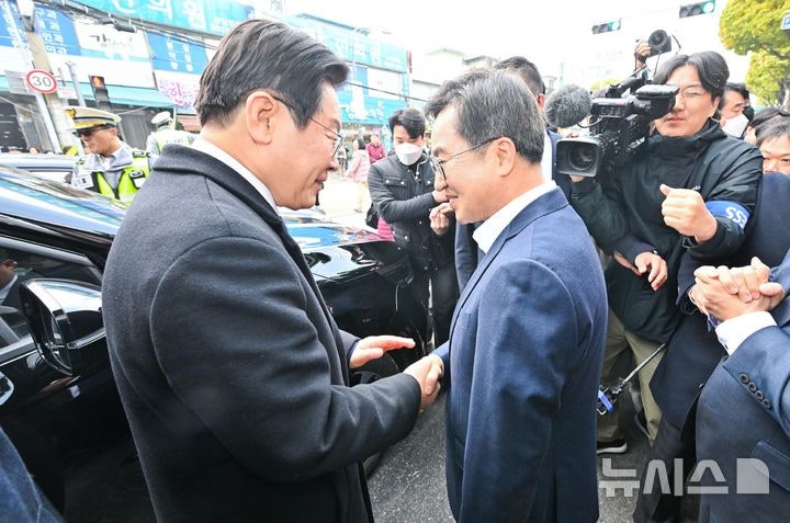 인사 나누는 <b>이재명</b>-<b>김동연</b>