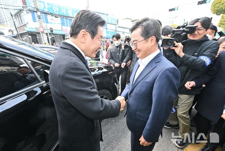 인사 나누는 <b>이재명</b>-<b>김동연</b>