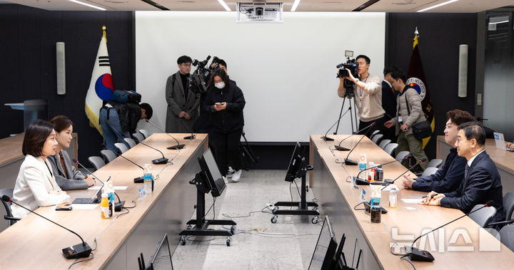 [서울=뉴시스] 황준선 기자 = 허은아 개혁신당 대표와 박형욱 대한의사협회 비상대책위원장, 박단 대한전공의협의회 비상대책위원장 이주영 개혁신당 국회의원이 24일 오후 서울 용산구 대한의사협회에서 열린 개혁신당-의협-