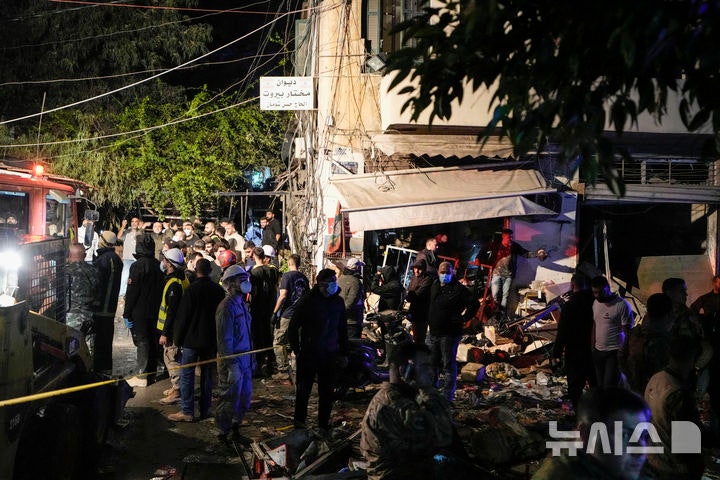 [Beirut=AP/Newsis] On November 18, in Beirut, Lebanon, rescue workers and residents gather at the site of an Israeli airstrike. After the Israeli military's airstrike on the 23rd resulted in 96 casualties, Hezbollah retaliated on the 24th in Israeli territory with 250 rocket shells and more. 2024.11.25.