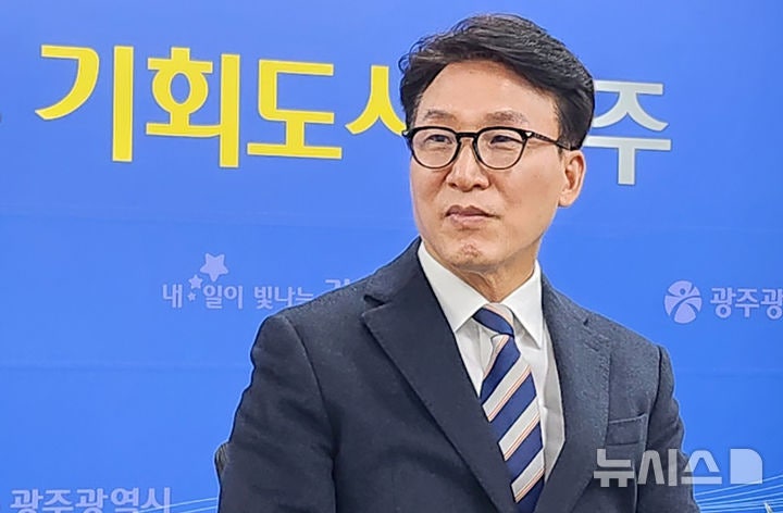 질문 듣는 <b>김민석 최고위원</b>