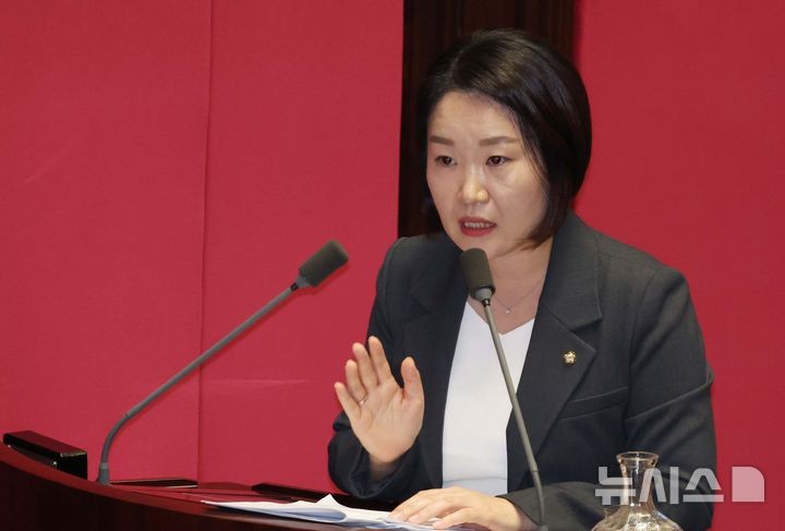 <b>이소영</b> 의원, <b>정우성</b> 지지 "아이 위한 혼인 유지는 편견"