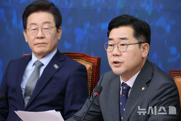 [Seoul=Newsis] Reporter Cho Sung-woo: Park Chan-dae (right), the floor leader of the Democratic Party of Korea, speaks at the Supreme Council meeting held at the National Assembly in Yeouido, Seoul on the morning of the 20th. On the left is Representative Lee Jae-myung. 2024.11.20. xconfind@newsis.com