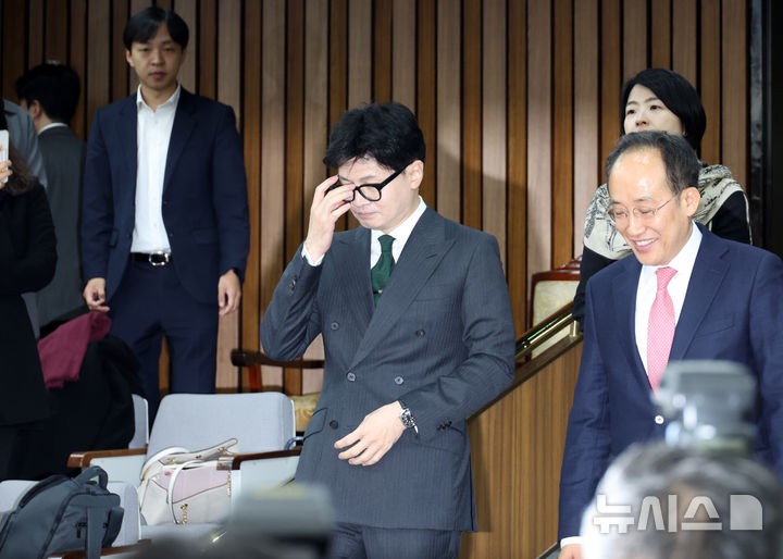 한동훈, <b>검찰</b> 중앙당사 압수수색에 "법에 따라 응하겠다"