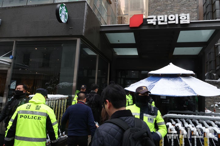 <b>국민의힘</b>, '명태균 의혹' 검찰 <b>압수수색</b>에 "적극 협조"…파장 촉각
