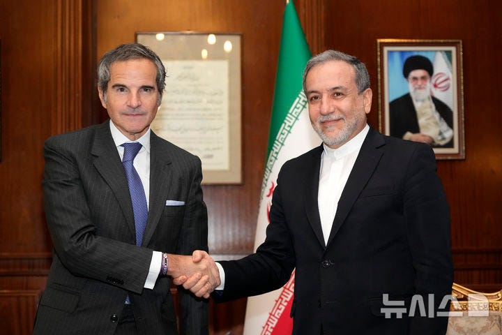 [Tehran (Iran)=AP/Newsis] Iranian Foreign Minister Saeed Abbas Araqchi (right) shakes hands with Rafael Grossi, Director General of the International Atomic Energy Agency (IAEA), during a meeting before talks in Tehran on the 14th. He warned that if Western threats to reimpose all UN sanctions on Iran continue, the prohibition on Iran possessing nuclear weapons might be lifted, as reported by the UK Guardian on the 28th.