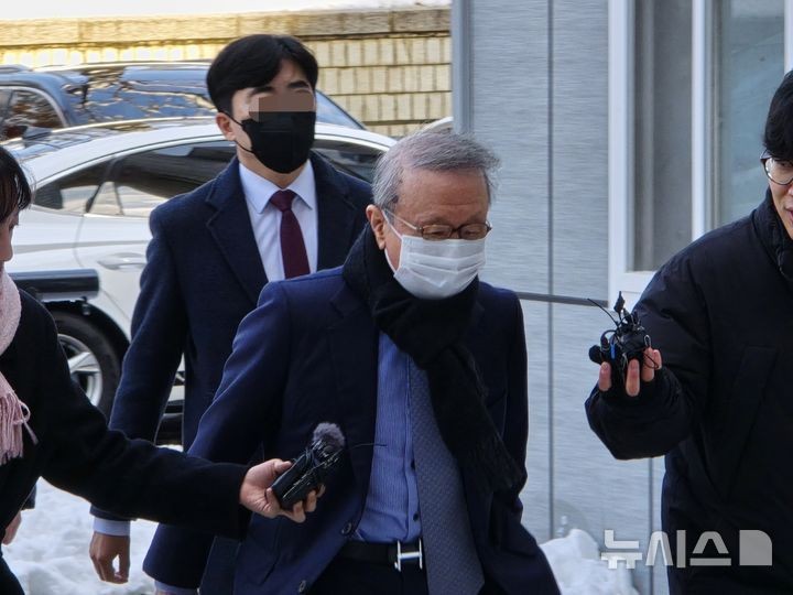 100억대 배임 혐의 <b>홍원식</b> 전 <b>남양유업 회장</b> 구속심사 출석…침묵