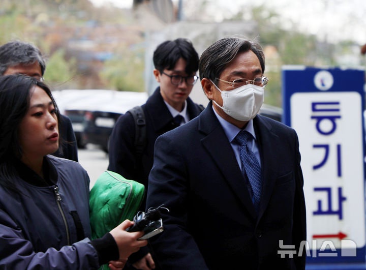 법원 밖 나서는 <b>이장호 군산대 총장</b>
