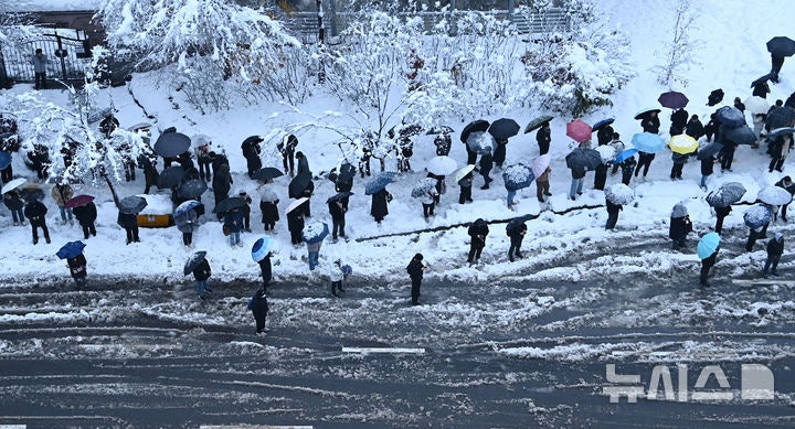<b>버스</b> 기다리는 <b>출근길</b> <b>시민</b>들