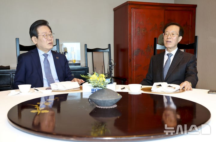 <b>이석연</b> 전 <b>법제처장</b> 만난 <b>이재명</b> 대표