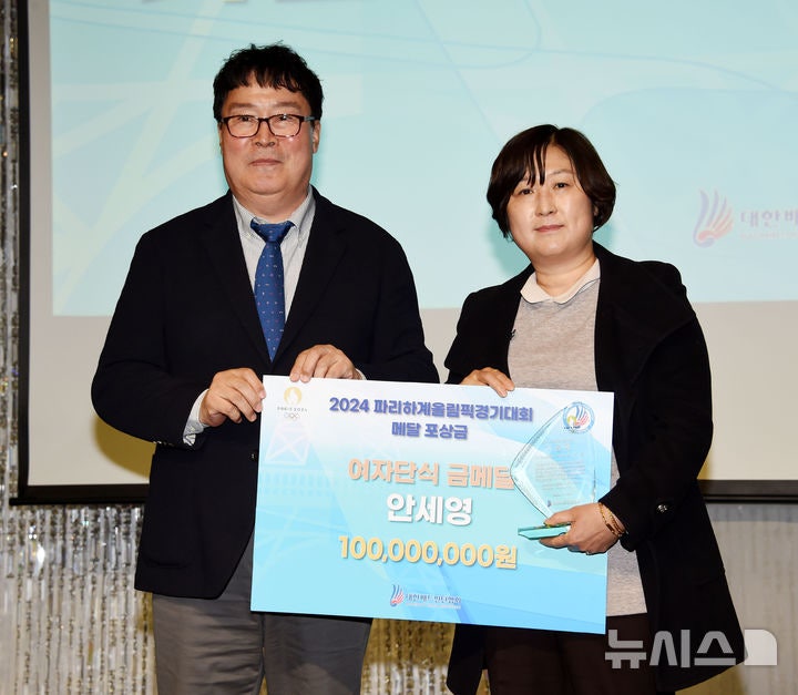 밀양서 열린 '주인공 없는 <b>배드민턴</b> 포상식' [뉴시스Pic]