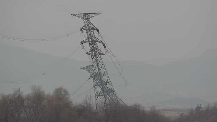 북 <b>개성공단 송전탑</b> 무너져…작업자 추락도