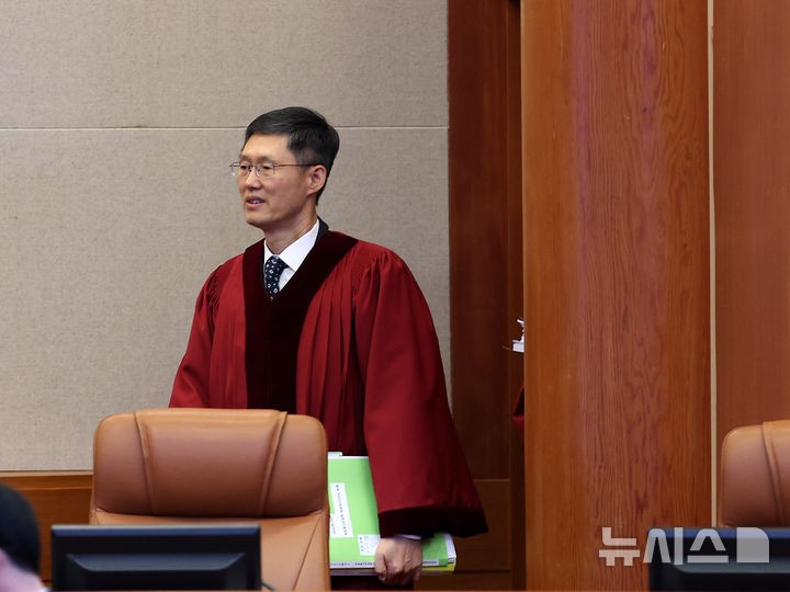 <b>문형배</b> 헌재소장 <b>권한대행</b> "계엄 위헌성 검토해 볼 것"