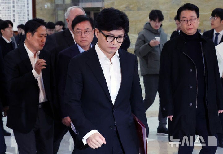 여, 의총서 '내각 총사퇴·국방장관 해임' 의견 모여…윤 <b>탈당</b>은 재논의