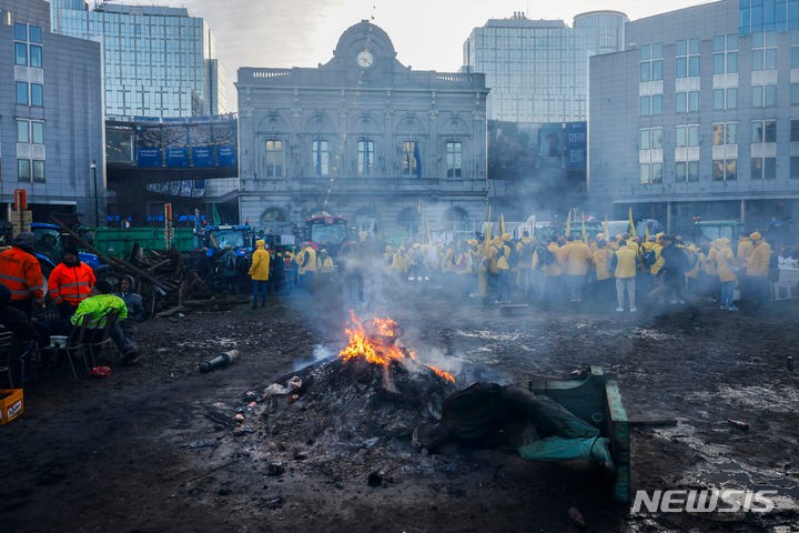 [AP/뉴시스] 환경보호 부담과 수입 농산물 가격차 등남미와의 무역협정에 항의하는 유럽 농부 시위가 계속되자 EU(유럽연합) 집행부는 여러 양보 조치를 내놓고 있다. 사진은 2월1일 EU 정상회의가 열리는 브뤼셀에서