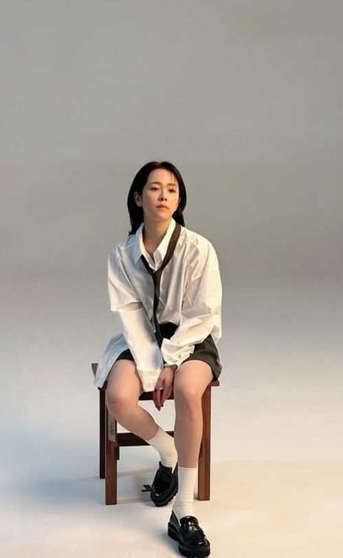 '최정훈 열애' 한지민, 교복 입었네…"섹시 그 자체"