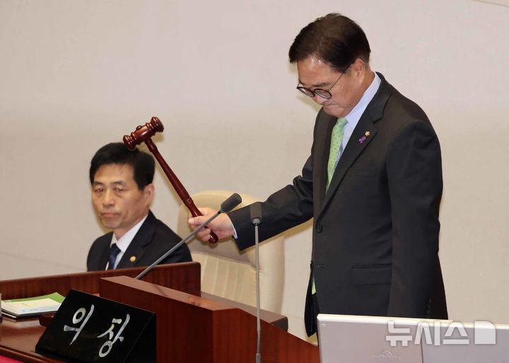 우원식 의장, 윤 <b>탄핵</b>안 <b>투표</b> 종료 선언 보류…"꼭 <b>투표</b>하라"