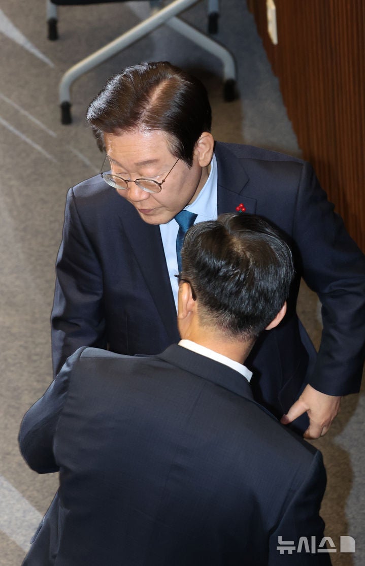 <b>대화</b>하는 <b>이재명 대표</b>-정성호 <b>의원</b>