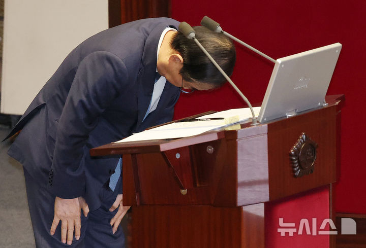 [서울=뉴시스] 조성우 기자 = 한덕수 국무총리가 11일 오후 서울 여의도 국회에서 열린 제419회국회(임시회) 제1차 본회의 윤석열 대통령 위헌적 비상계엄 선포 내란행위 관련 긴급현안질문에서 서영교 더불어민주당의