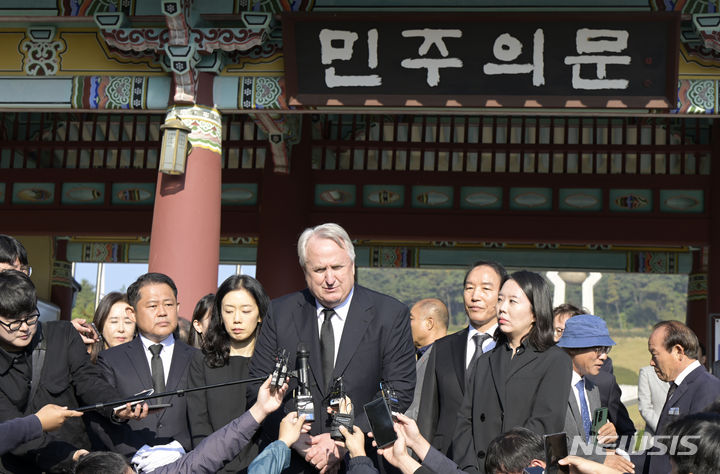 [광주=뉴시스] 변재훈 기자 = 인요한 국민의힘 혁신위원장이 30일 광주 북구 운정동 국립 5·18민주화묘지 민주의문 앞에서 취재진에게 참배 소감을 밝히고 있다. 인 위원장은 항쟁 당시 시민군 통역을 맡은 바 있으며