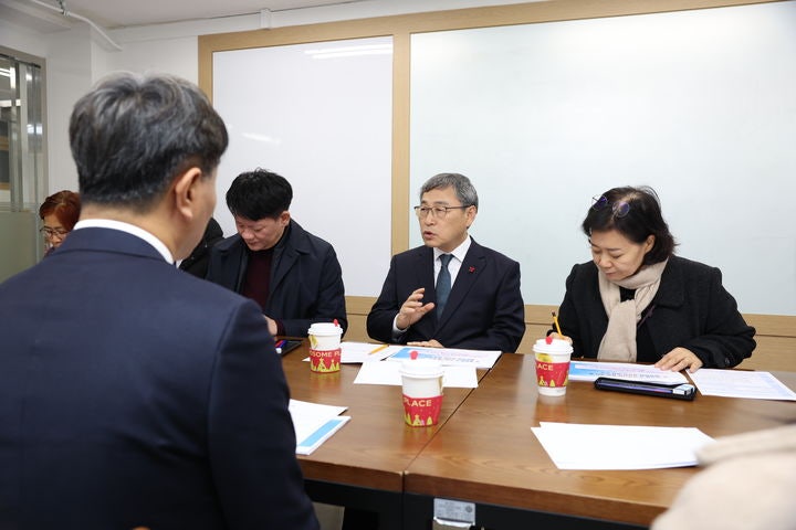 <b>정근식</b> 서울교육감, '尹모교' <b>충암고 방문</b>…<b>학생</b> 심리치유 제안