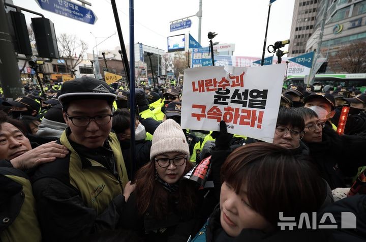 <b>대통령실</b>로 행진하던 <b>민주노총</b> <b>경찰</b>과 대치