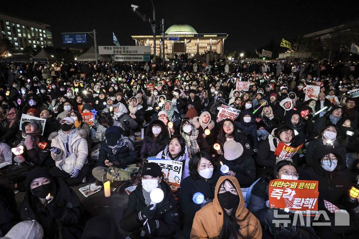 [서울=뉴시스] 정병혁 기자 = 지난 7일 서울 영등포구 국회 앞에서 열린 '내란죄 윤석열 퇴진! 국민주권 실현! 사회대개혁! 국민촛불대행진'에서 시민들이 국민의힘 의원들의 윤석열 대통령 탄핵안에 대한 투표를 촉구하