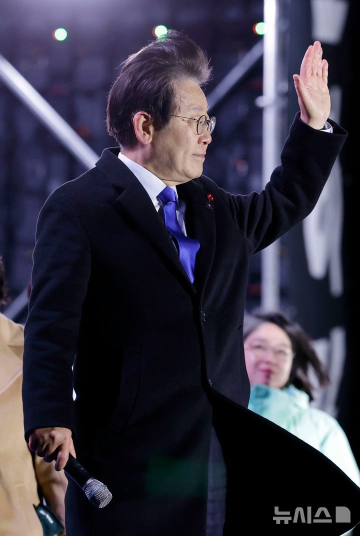 <b>촛불집회</b> 참석해 인사하는 <b>이재명</b> 대표